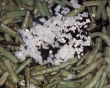 Foto del paso 2 de la receta: Ejotes a la mantequilla con salchichas