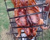Foto del paso 3 de la receta: Asado a la cruz de lechón macerado en vinagre de manzana