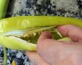 Foto del paso 2 de la receta: Ajíes Verdes Largos Rellenos de Queso