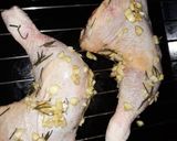 Foto langkah ke 2 dari resep Paha ayam panggang praktis.