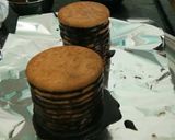 A picture of step 7 of Mariegold biscuit ka cake.