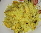 Foto del paso 4 de la receta: Arroz con pinchitos amarillos de pollo con champiñones y piñones