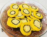 Hình bước làm 5 của món Bánh quy hình trái kiwi nướng chảo