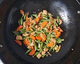 Foto langkah ke 2 dari resep Tumis Ayam Sayuran.