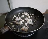 Hình bước làm 3 của món Cơm chiên trái thơm kiểu Thái