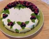 Foto del passaggio 12 della ricetta Cheesecake al basilico, limone e miele con yogurt, pinoli e morette di rovo