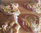 Foto del paso 1 de la receta: Contramuslos de pollo aromatizados al ajo