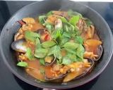 A picture of step 1 of Stir-fried Clams with Chilli Paste.