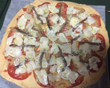 Foto del paso 6 de la receta: Pizza con masa casera de cebolla caramelizada y rulo de queso de cabra