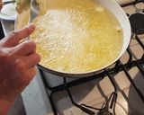 Foto del passaggio 4 della ricetta Le frittelle di nonna Laura