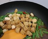 Foto langkah ke 4 dari resep Tumis Tahu Tempe Buncis Kecap.