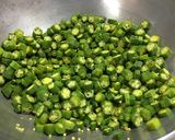 A picture of step 3 of Bhindi sabzi.