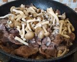 Foto langkah ke 5 dari resep Tumis Daging Brokoli Jamur Shimeji.