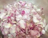 Foto langkah ke 2 dari resep Bawang goreng dengan tips.