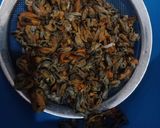 Foto langkah ke 2 dari resep Tumis Kerang Kupas Pedas Manis.