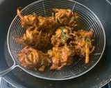 A picture of step 3 of Crispy Aloo, Palak aur Pyaaz ke pakoray.