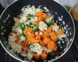 Foto langkah ke 4 dari resep Nasi goreng bawang keju sayur beku.