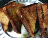 A picture of step 5 of Chicken sandwich with cheesy garlic bread.