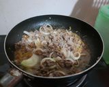 Hình bước làm 4 của món Nui xào bò bằm & trứng ốp la