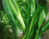 A picture of step 1 of Vegetarian Bún Bò.