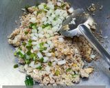 รูปขั้นตอนการทำที่ 2 ของ ข้าวผัดหมูสับใส่หอมใหญ่