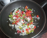 Foto del paso 4 de la receta: Empanadillas de merluza, gambas, palitos de cangrejo y huevo duro al horno con ensalada