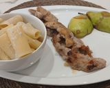 Foto del paso 7 de la receta Menú Completo: Pasta al Queso Azul en Microondas, Secreto Ibérico al Limón y Peras plancha en miel