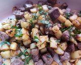 Foto del paso 5 de la receta: Cubos de carne con ajo y papas