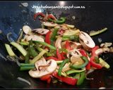 Foto del paso 3 de la receta: Salteado de cerdo con verduras en wok