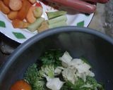 Foto langkah ke 1 dari resep Sup brokoli sosis bakso.