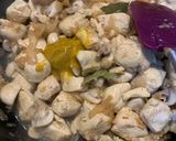 Foto del paso 4 de la receta: Pollo cremoso con champiñones y espinacas baby