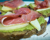 Foto del paso 3 de la receta: Tostada de guacamole con queso tostado y jamón ahumado