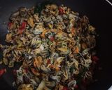 Foto langkah ke 4 dari resep Tumis Kerang Kupas Pedas Manis.