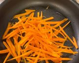 Hình bước làm 2 của món Cà rốt và enoki Xào Shirodashi (Carrot and enoki Stir-fry with Shirodashi)