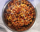 स्प्राउट चना चाट(Sprout chana chaat recipe in Hindi) रेसिपी चरण 4 फोटो