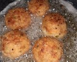 A picture of step 4 of Chicken potato cheese corn balls.