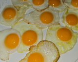 Foto del paso 1 de la receta: Tostas de tomate con huevo de codorniz