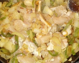 Foto del paso 2 de la receta: Pollo en salsa con cebolla y pimiento verde