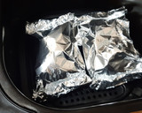 Foto del paso 3 de la receta: Papillote de salmón y verduras en airfryer