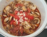 Tejfölös kolbászos gomba paprikás recept fázis 2 fotója