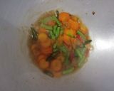 Foto langkah ke 3 dari resep Tumis jamur kancing.