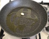 Foto del passaggio 5 della ricetta Mezzi paccheri ondulati con crema di zucchine, crema di gorgonzola e buccia di zucchine fritta