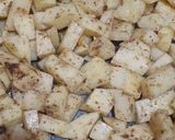 صورة لخطوة 2 من وصفة طاجن البطاطس بالسجق 🥔