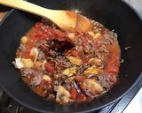 Une image de l'étape 6 de Ramens au bœuf, champignons, tomates, prune et coriandre.