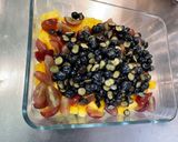 Une image de l'étape 7 de Salade de fruits rouges, ananas et raisin.