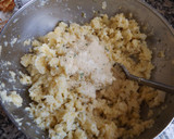 Foto del paso 2 de la receta: Tortitas de coliflor con cebollino, lima y queso Pecorino