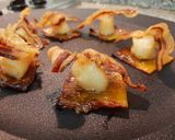 Foto del paso 7 de la receta: Piña caramelizada, ostión salteado y panceta crocante