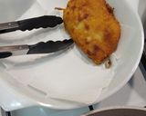 Sajttal, sonkával töltött rántott karaj recept fázis 4 fotója