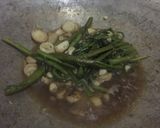 Foto langkah ke 8 dari resep Kangkung Tumis Jamur + 🍅 + 🍳.