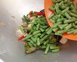 Foto langkah ke 3 dari resep Tumis Buncis Telur Puyuh Kecap.